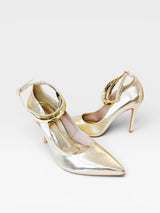 Scarpin Beyou Shoes Louvre dourado em napa com salto alto de 10 cm e detalhe metálico no tornozelo