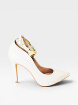 Scarpin Beyou Shoes Louvre off white em napa com salto fino de 10 cm e detalhe de tornozeleira dourada