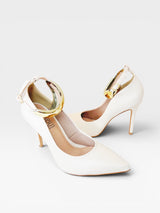 Scarpin Beyou Shoes Louvre off white em napa com salto fino de 10 cm e detalhe de tornozeleira dourada