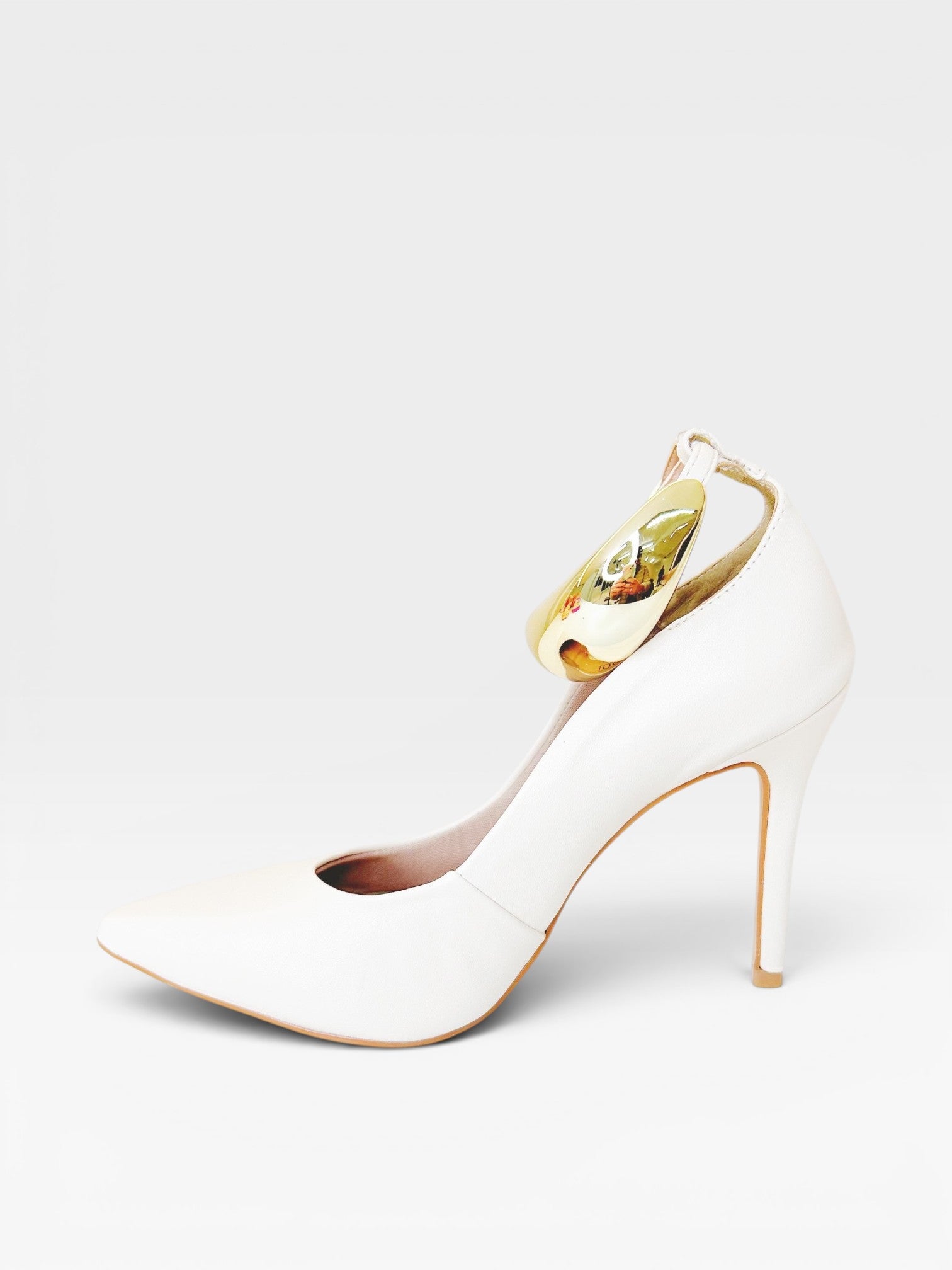 Scarpin Beyou Shoes Louvre off white em napa com salto alto fino e detalhe decorativo dourado no tornozelo