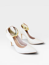 Scarpin Beyou Shoes Louvre off white em napa com salto alto de 10 cm e detalhe de tornozeleira dourada