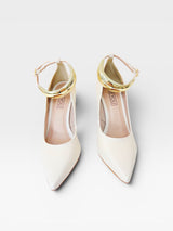 Scarpin Beyou Shoes Louvre off white em napa com salto de 10 cm e detalhe de tornozeleira dourada elegante