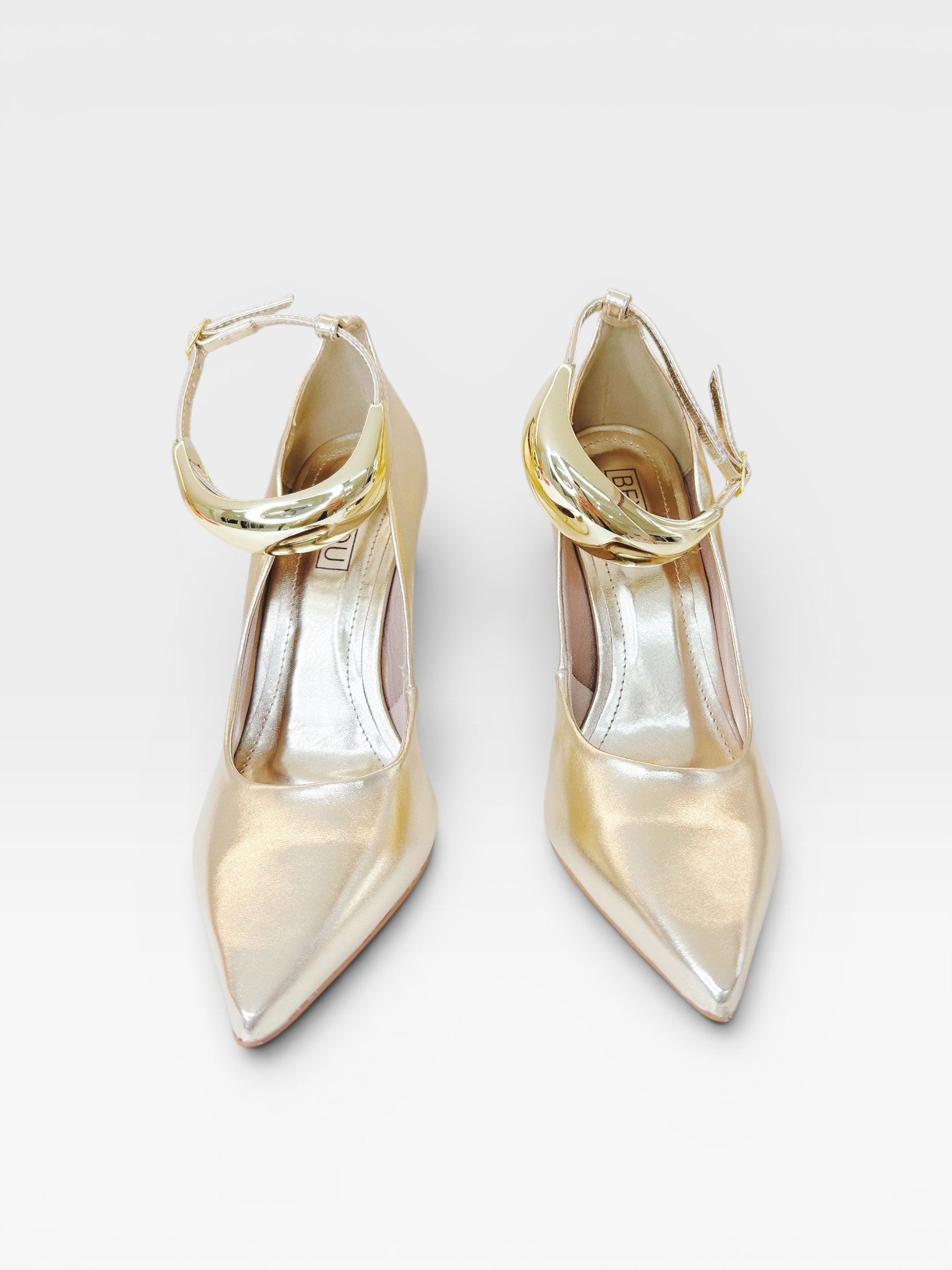 Scarpin Beyou Shoes Louvre na cor ouro light em napa com salto de 10 cm e detalhe de tornozeleira dourada