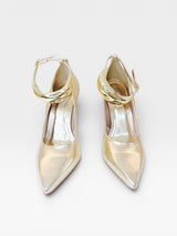 Scarpin Beyou Shoes Louvre na cor ouro light em napa com salto de 10 cm e detalhe de tornozeleira dourada