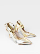 Scarpin Beyou Shoes Louvre na cor ouro light em napa com salto alto de 10 cm e detalhe metálico no tornozelo