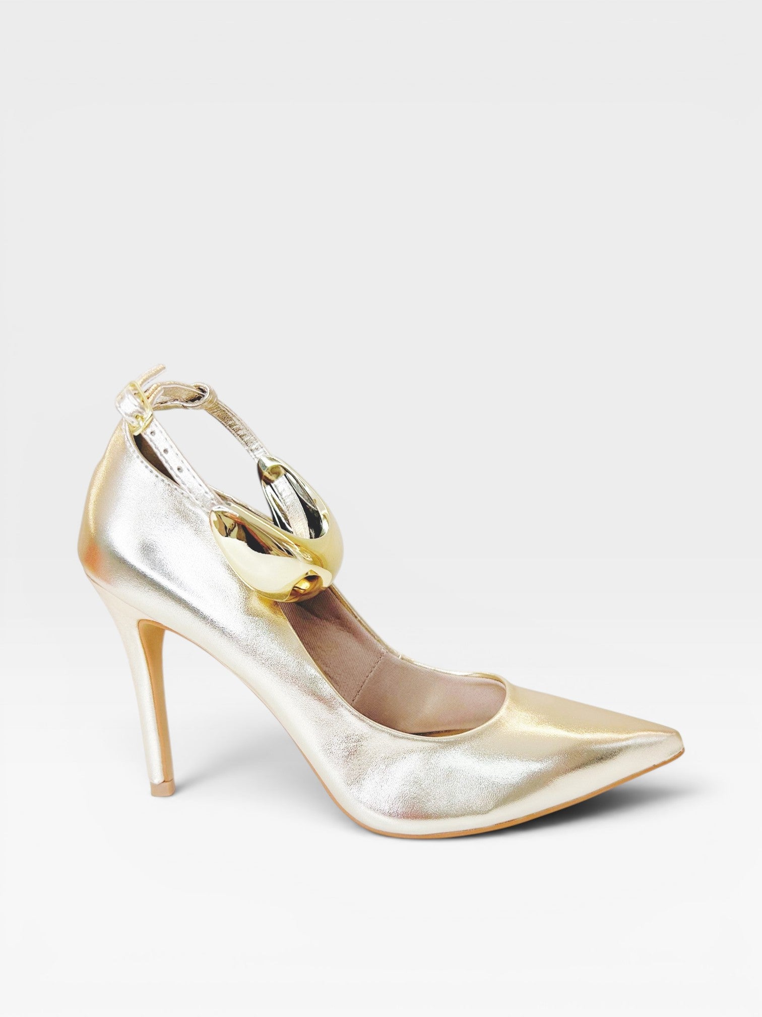 Scarpin Beyou Shoes Louvre em napa ouro light com salto de 10 cm e detalhe metálico no tornozelo
