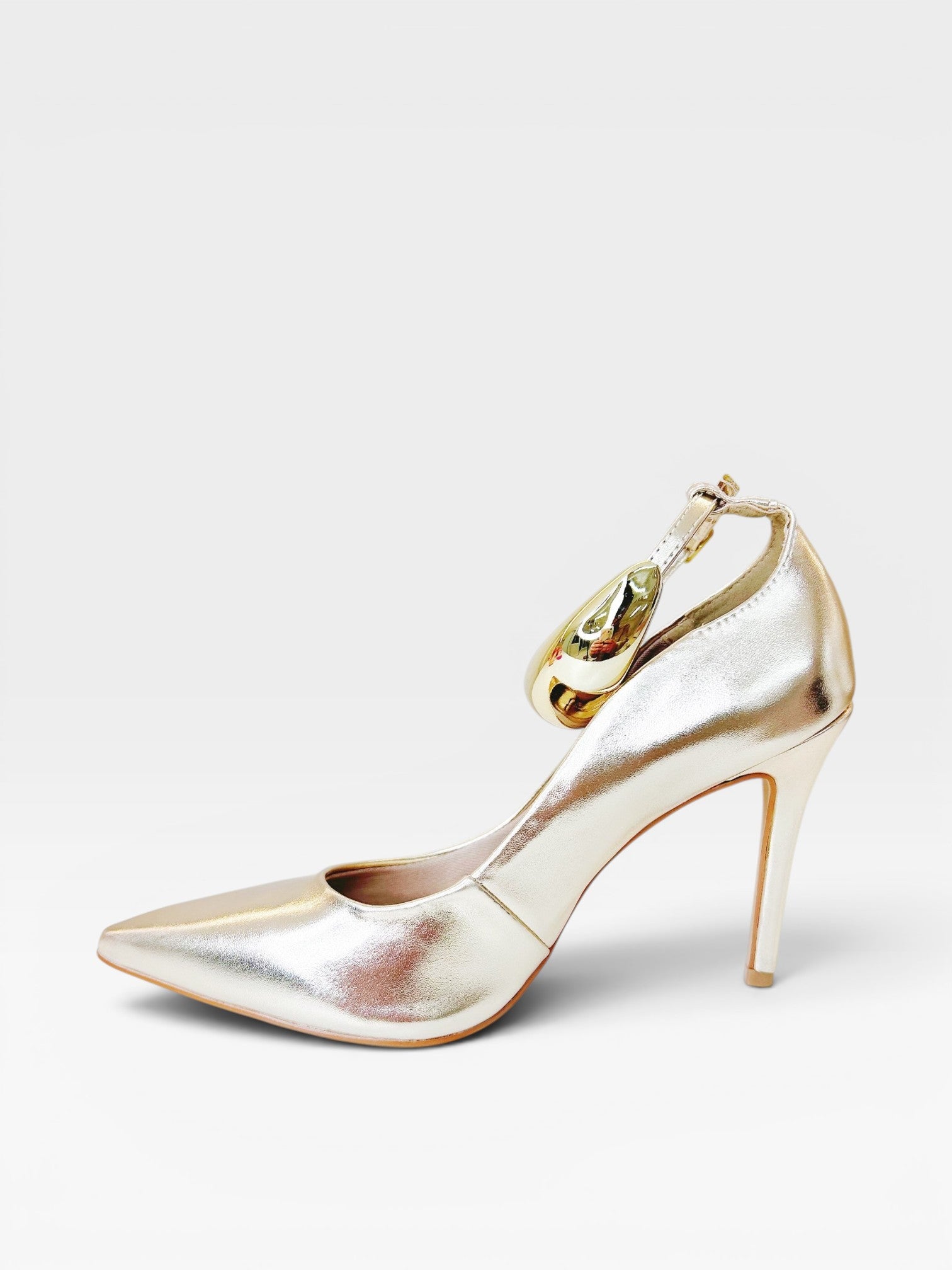 Scarpin Beyou Shoes Louvre na cor ouro light em napa com bico fino e salto alto de 10 cm