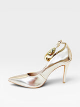 Scarpin Beyou Shoes Louvre na cor ouro light em napa com bico fino e salto alto de 10 cm