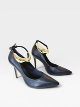 Scarpin Beyou Shoes Louvre preto em napa com salto fino de 10cm e detalhe de adorno dourado no tornozelo