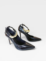 Scarpin Beyou Shoes Louvre preto em verniz com salto alto de 10 cm e detalhe metálico dourado no tornozelo.