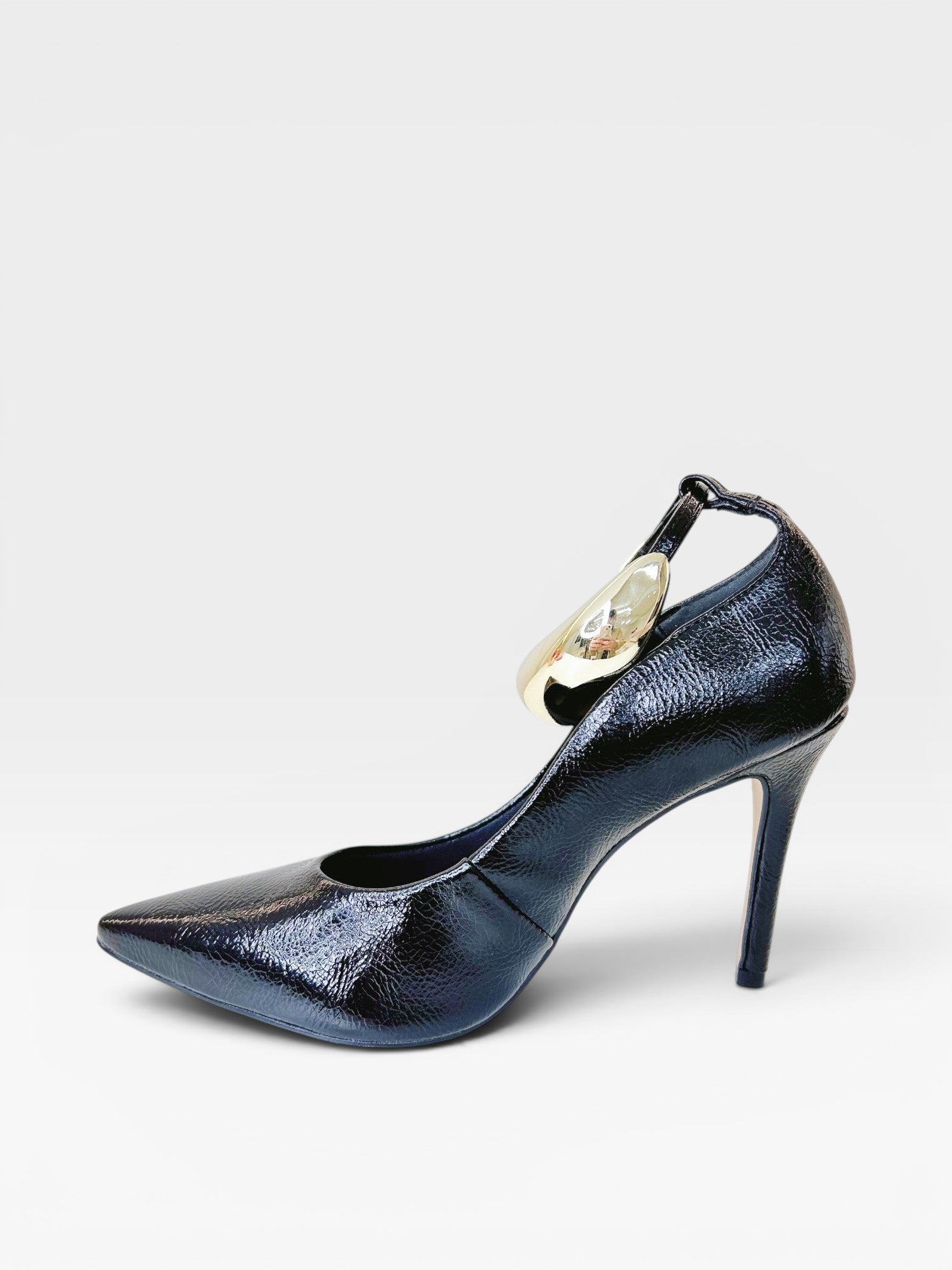 Scarpin Beyou Shoes Louvre preto em verniz com bico fino, salto alto de 10 cm e detalhe metálico dourado no tornozelo.
