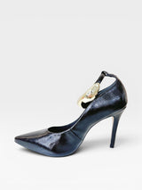 Scarpin Beyou Shoes Louvre preto em verniz com bico fino, salto alto de 10 cm e detalhe metálico dourado no tornozelo.