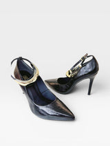 Scarpin Beyou Shoes Louvre preto em verniz com salto fino de 10 cm e detalhe metálico dourado no tornozelo