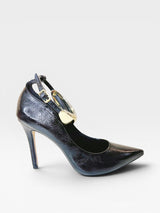 Scarpin Beyou Shoes Louvre preto em verniz com salto fino de 10 cm e detalhe de fivela dourada lateral