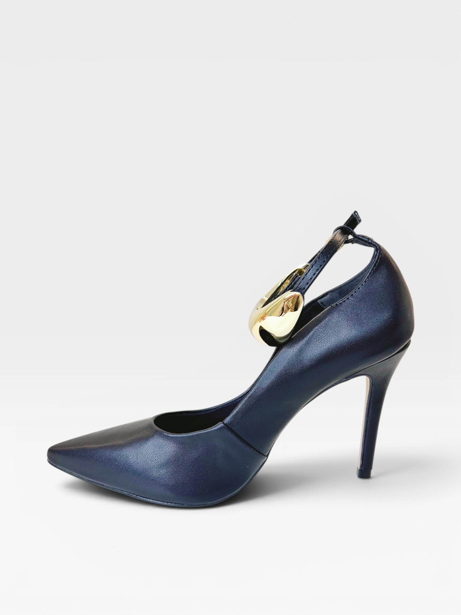 Scarpin Beyou Shoes Louvre preto em napa com bico fino, salto alto de 10 cm e detalhe de fivela dourada no tornozelo.