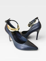 Scarpin Beyou Shoes Louvre preto em napa com salto alto e detalhe de tornozeleira dourada metálica