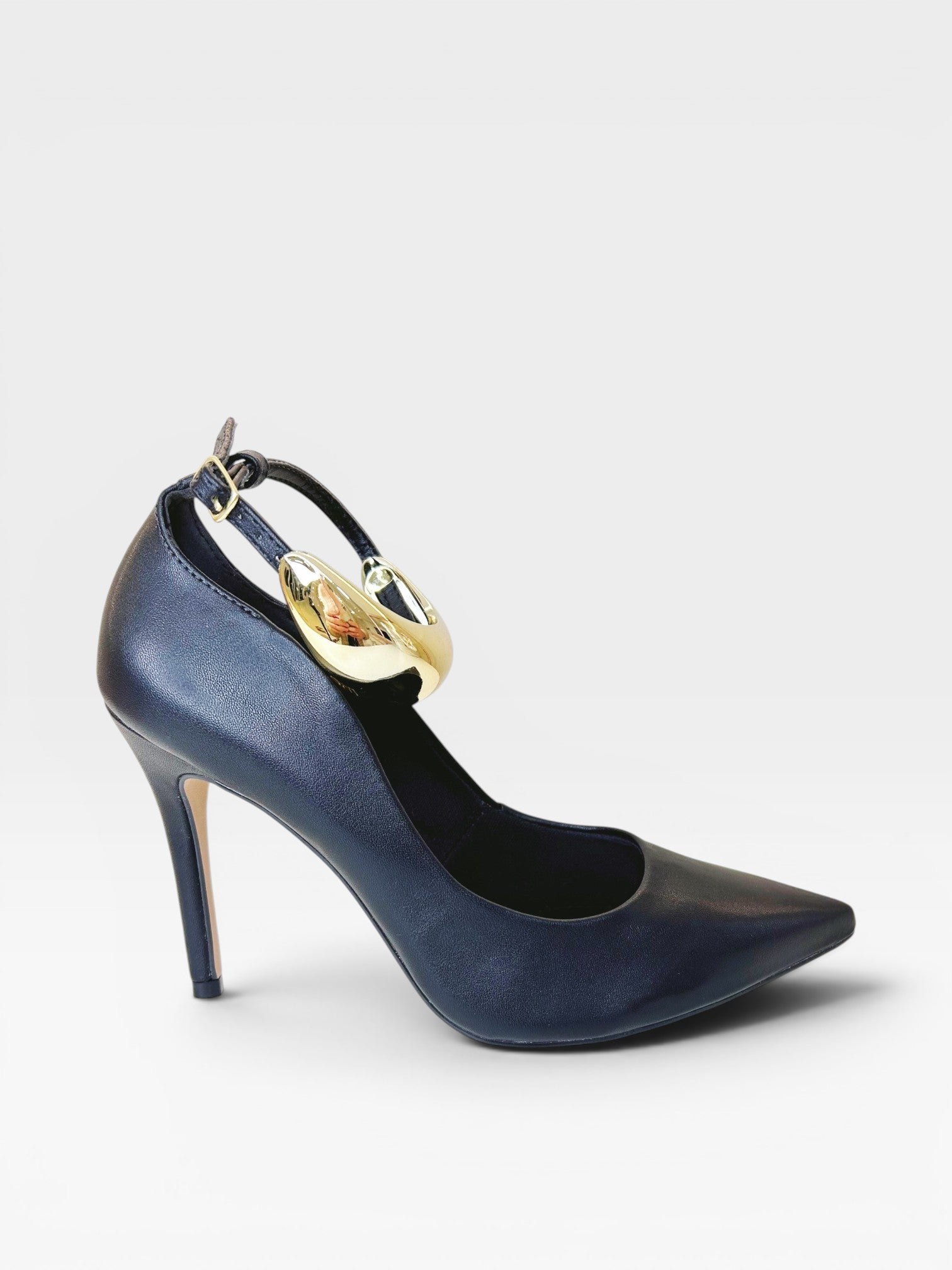 Scarpin Beyou Shoes Louvre preto em napa com bico fino, salto alto de 10cm e detalhe metálico dourado no tornozelo