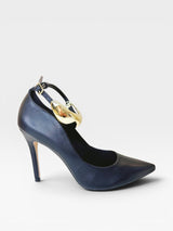 Scarpin Beyou Shoes Louvre preto em napa com bico fino, salto alto de 10cm e detalhe metálico dourado no tornozelo