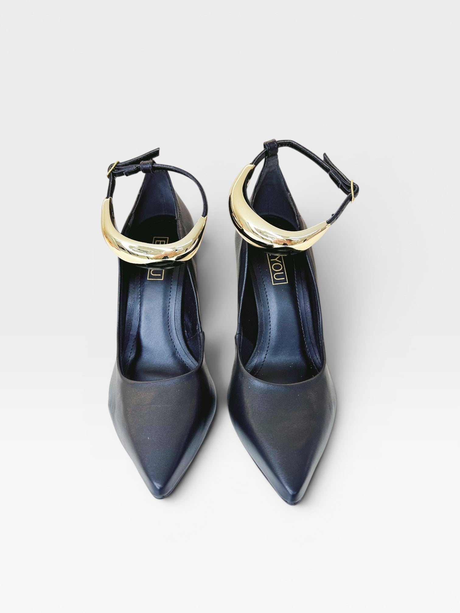 Scarpin Louvre Beyou Shoes preto em napa com bico fino e detalhe de tornozeleira dourada rígida