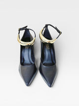 Scarpin Louvre Beyou Shoes preto em napa com bico fino e detalhe de tornozeleira dourada rígida
