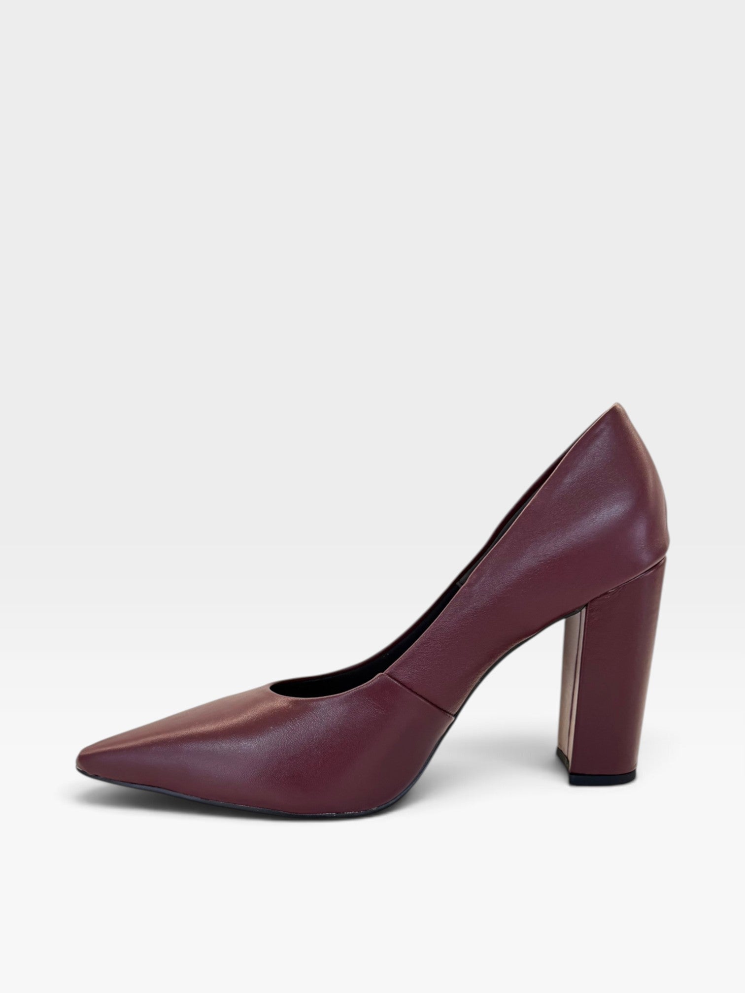 Scarpin Beyou Shoes Malibu na cor cherry, feito em couro com salto alto de 10 cm e bico fino, vista lateral.