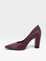 Scarpin Beyou Shoes Malibu na cor cherry, feito em couro com salto alto de 10 cm e bico fino, vista lateral.