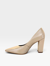 Scarpin Beyou Shoes modelo Malibu na cor bistrô, confeccionado em couro com salto alto de 10 cm e bico fino.