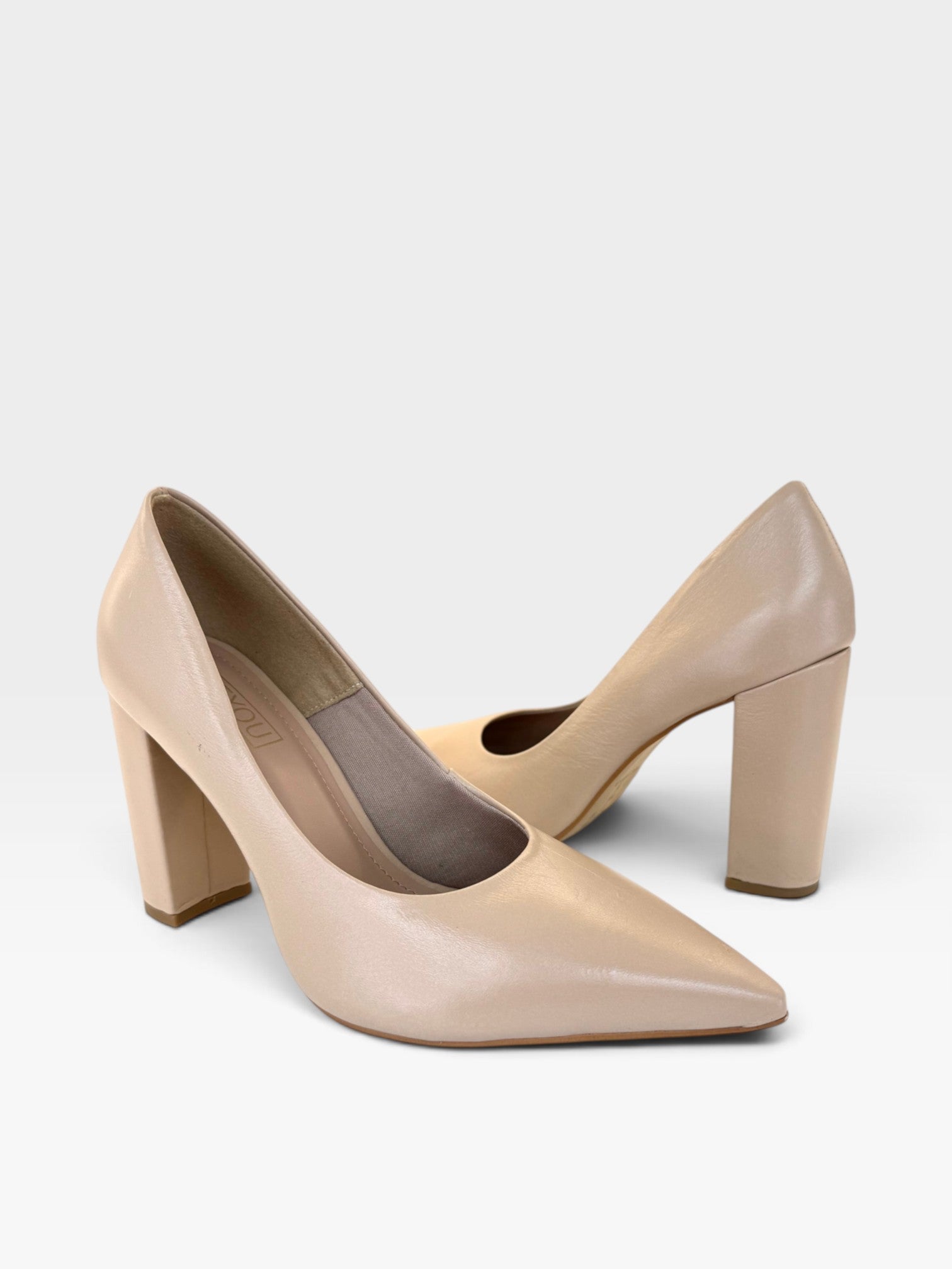 Scarpin Beyou Shoes Malibu em couro cor bistrô com salto alto de 10 cm e bico fino elegante