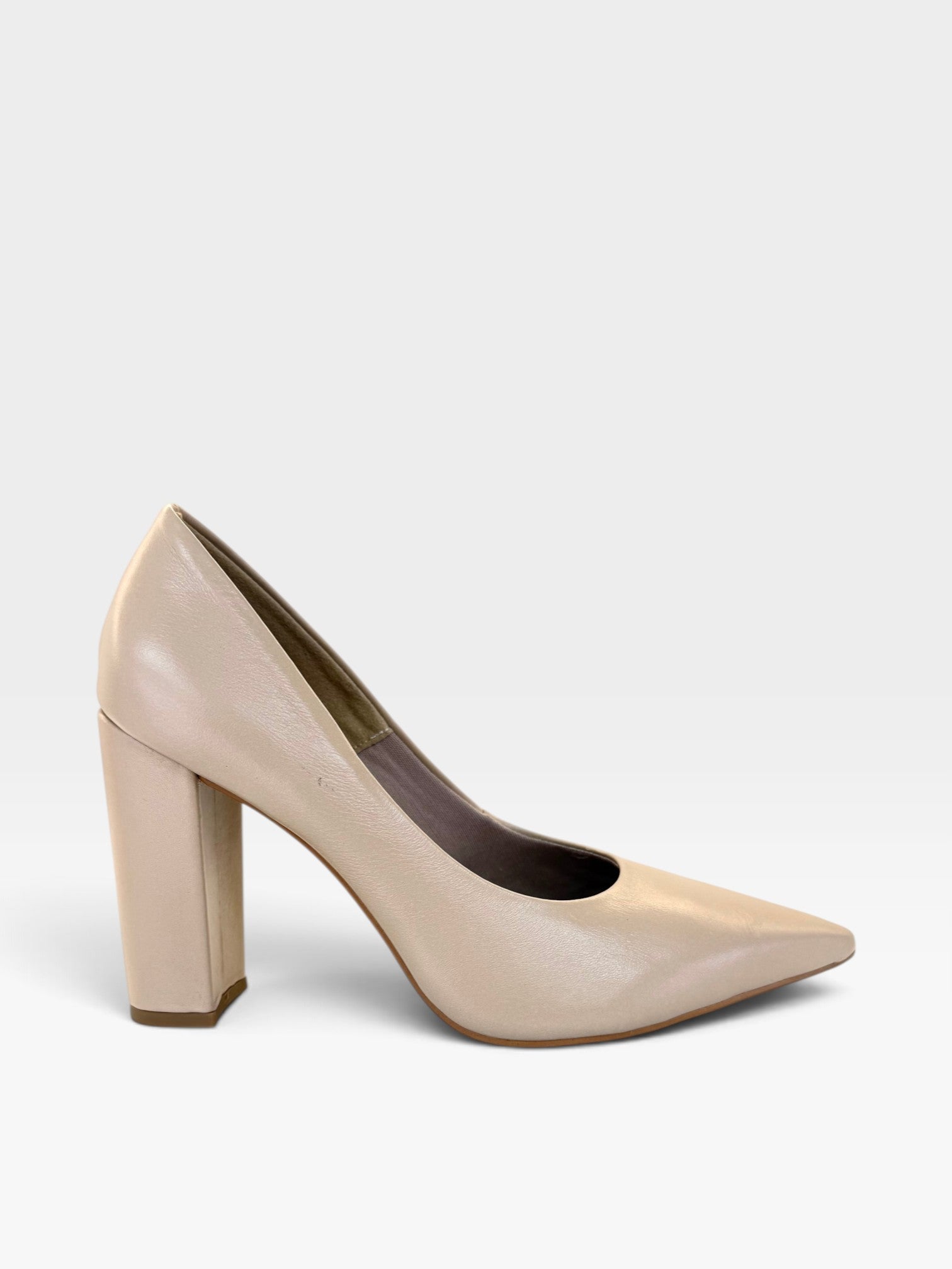 Scarpin Beyou Shoes Malibu em couro cor bistrô com salto alto de 10 cm e bico fino elegante