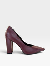 Scarpin Beyou Shoes Malibu em couro cor cherry com salto alto de 10 cm e bico fino elegante