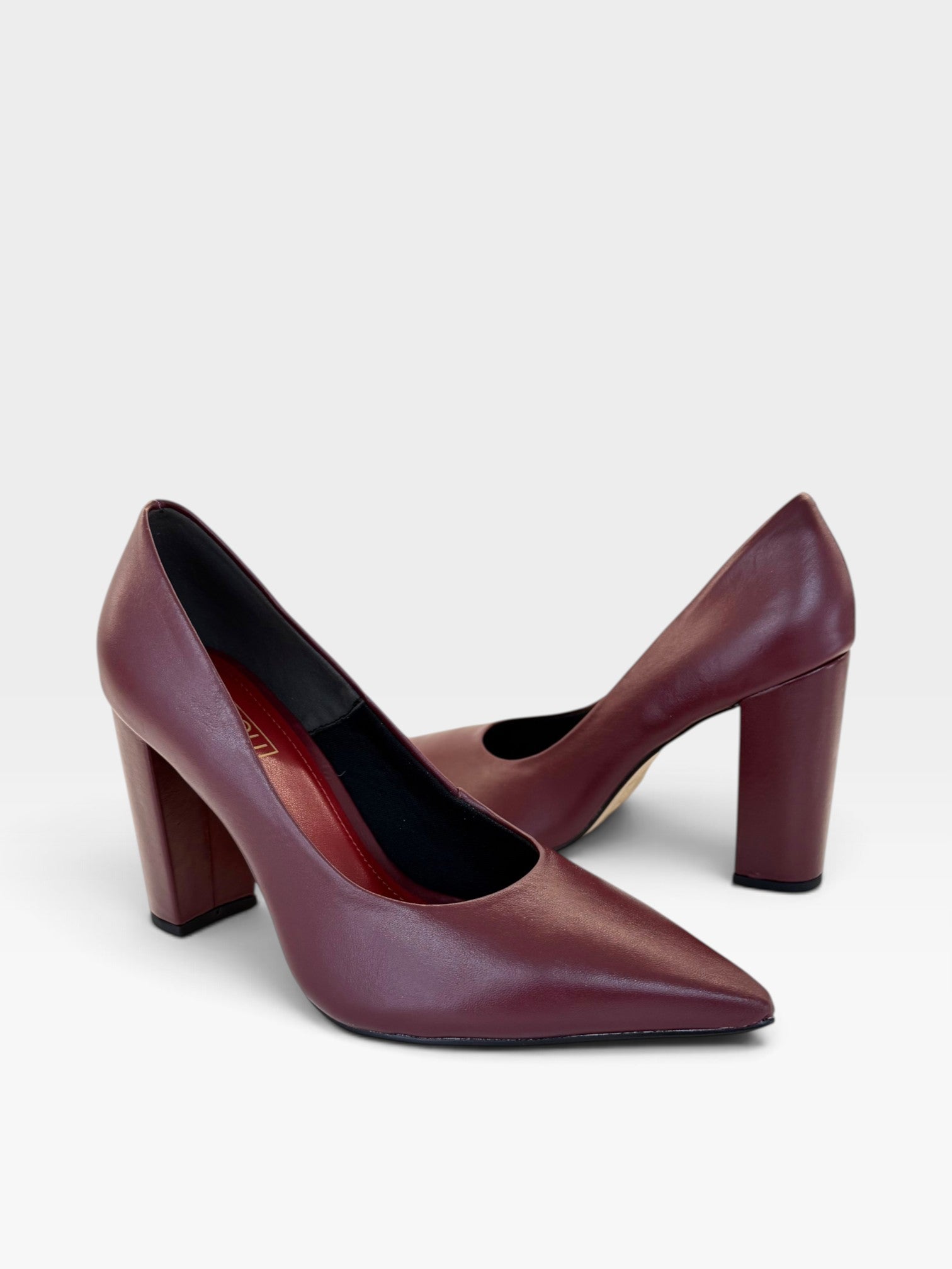 Scarpin Beyou Shoes Malibu em couro cor cherry com salto alto de 10 cm e bico fino elegante