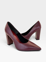 Scarpin Beyou Shoes Malibu em couro cor cherry com salto alto de 10 cm e bico fino elegante