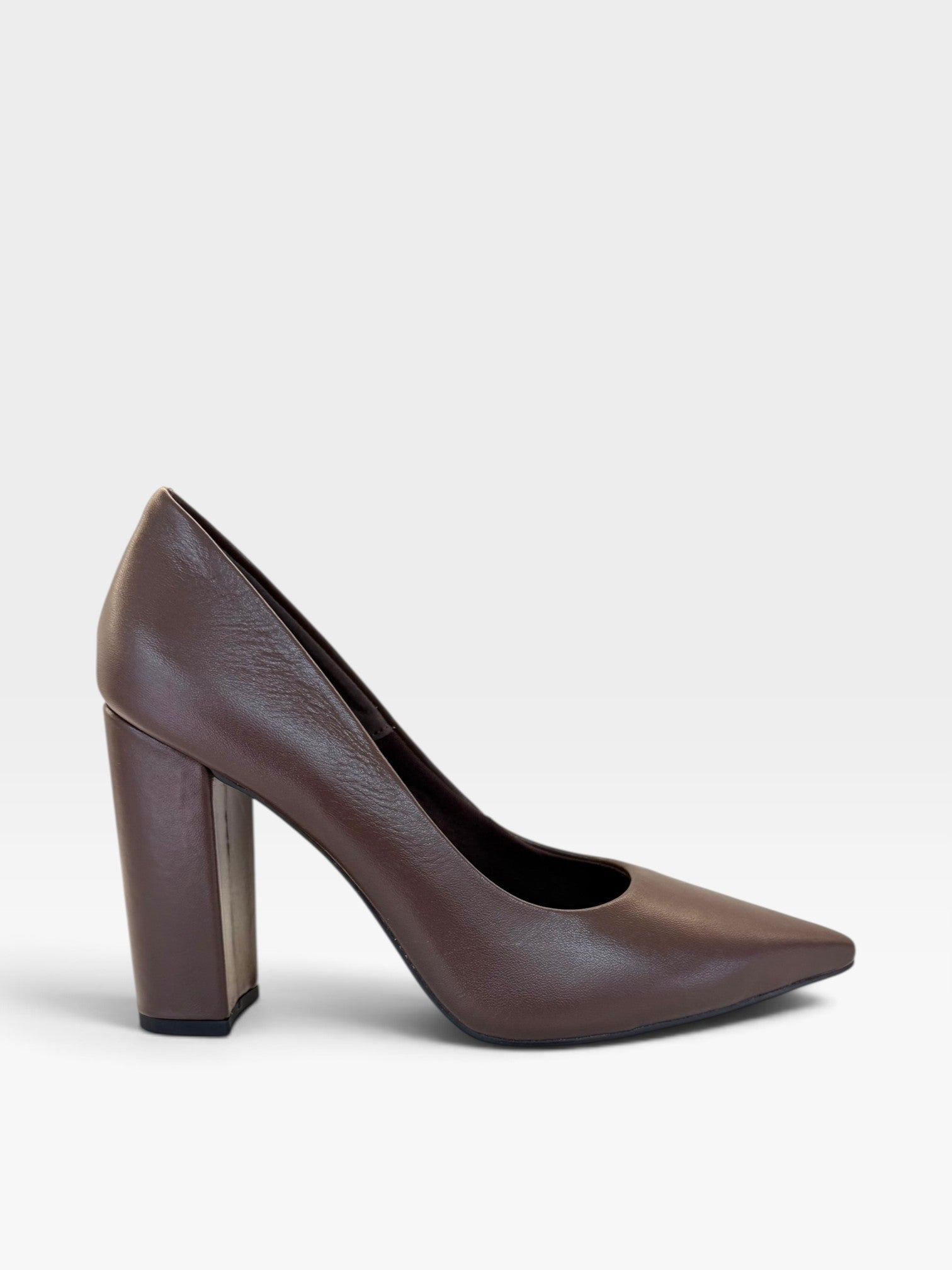 Scarpin Beyou Shoes Malibu em couro marrom com salto alto bloco e bico fino, design elegante e sofisticado.