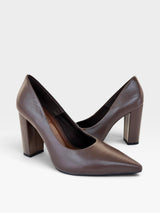 Scarpin Beyou Shoes Malibu em couro marrom com salto alto bloco de 10 cm e bico fino elegante