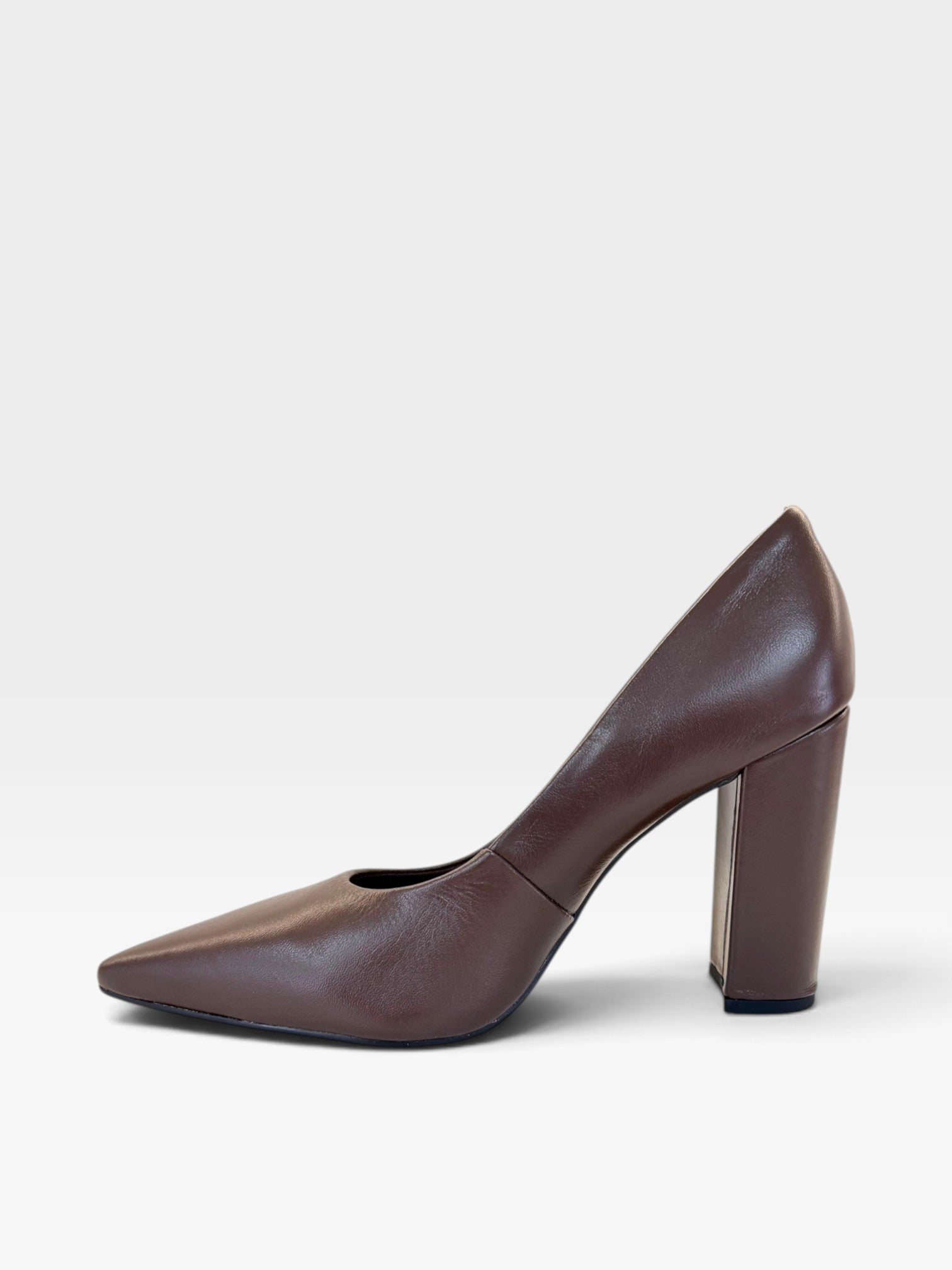 Scarpin Beyou Shoes Malibu em couro marrom com bico fino e salto alto bloco de 10 cm