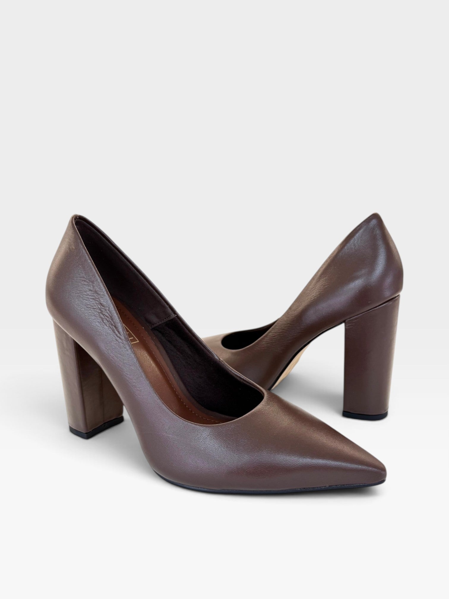 Scarpin Beyou Shoes Malibu em couro marrom com salto alto bloco e bico fino, design elegante e sofisticado.