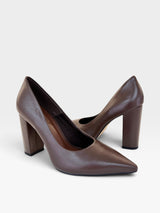 Scarpin Beyou Shoes Malibu em couro marrom com salto alto bloco e bico fino, design elegante e sofisticado.