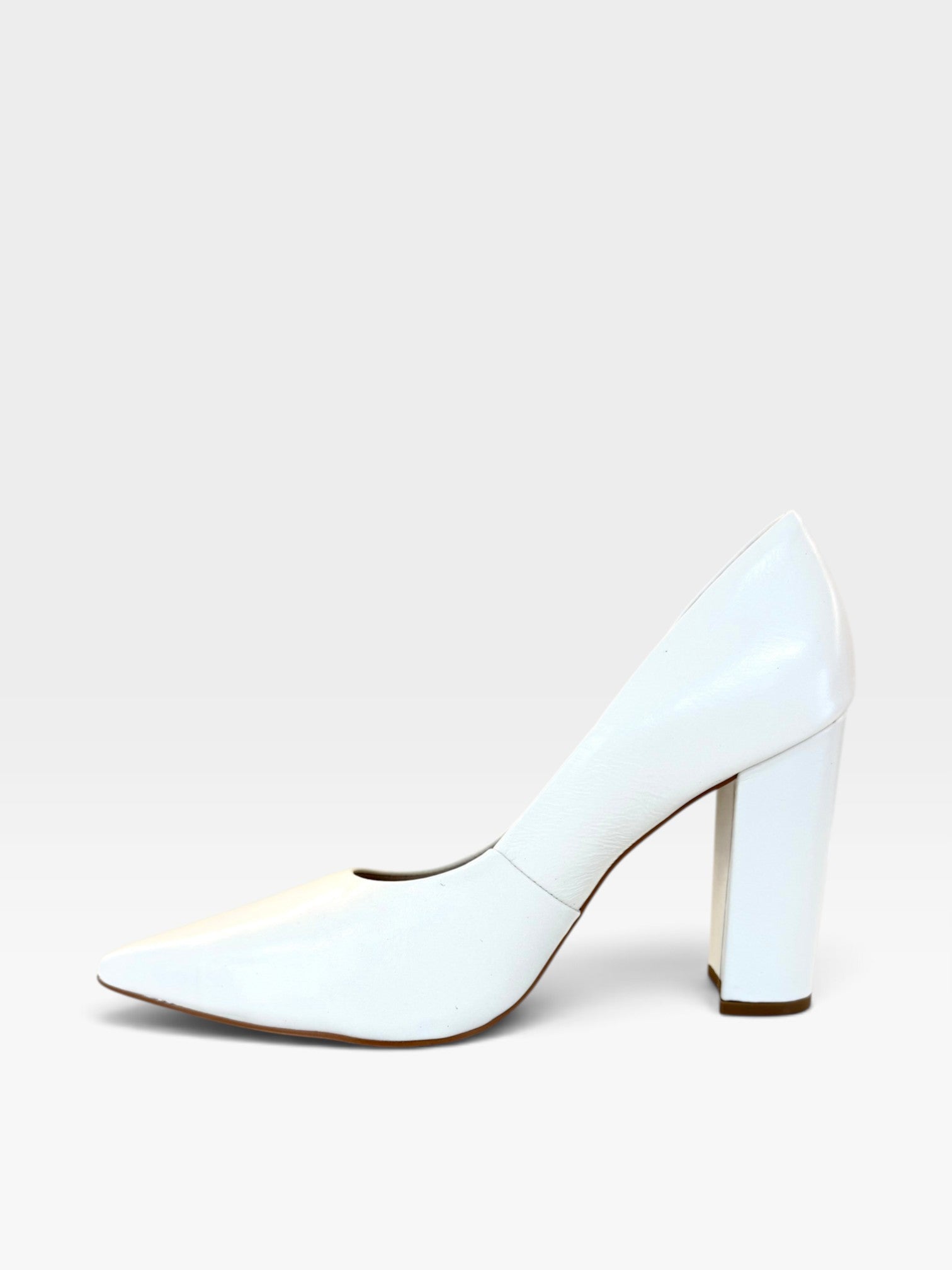 Scarpin Beyou Shoes Malibu em couro off white com bico fino e salto alto bloco de 10 cm, vista lateral.