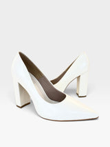 Scarpin Beyou Shoes Malibu em couro off white com salto alto bloco de 10 cm e bico fino elegante