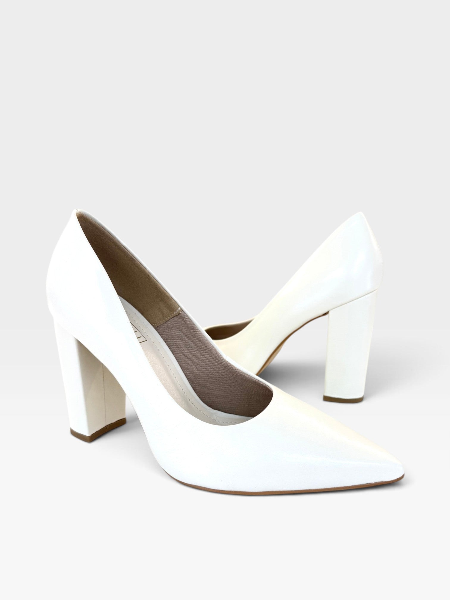 Scarpin Beyou Shoes Malibu em couro off white com salto alto de 10 cm e bico fino, design elegante e sofisticado.