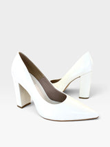 Scarpin Beyou Shoes Malibu em couro off white com salto alto de 10 cm e bico fino, design elegante e sofisticado.