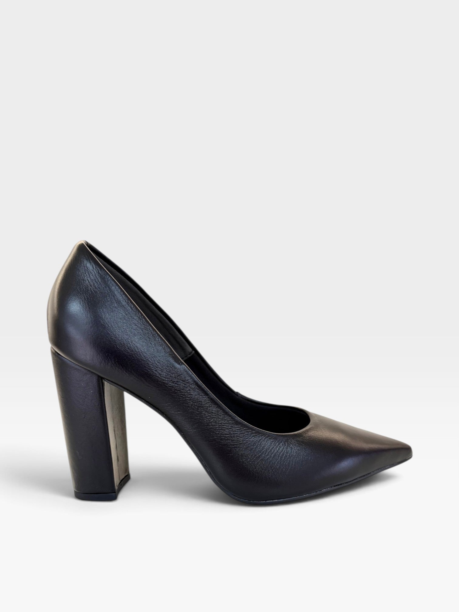 Scarpin Beyou Shoes Malibu em couro preto com bico fino e salto alto de 10 cm, design elegante e sofisticado.
