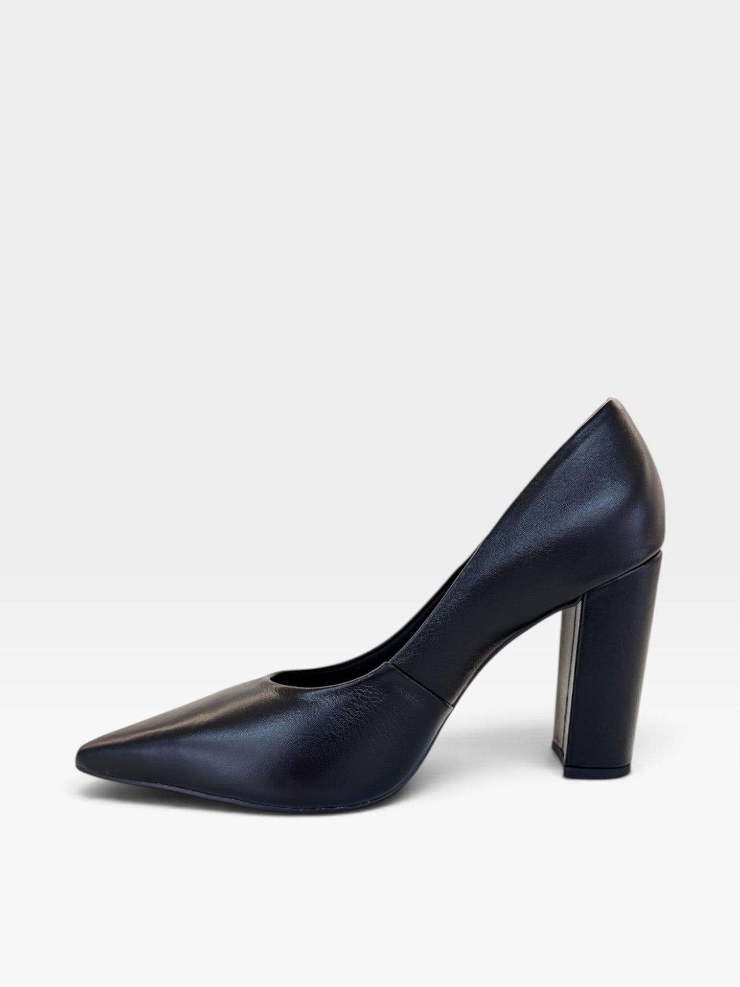 Scarpin Beyou Shoes Malibu em couro preto com salto bloco de 10 cm e bico fino, design elegante e sofisticado.