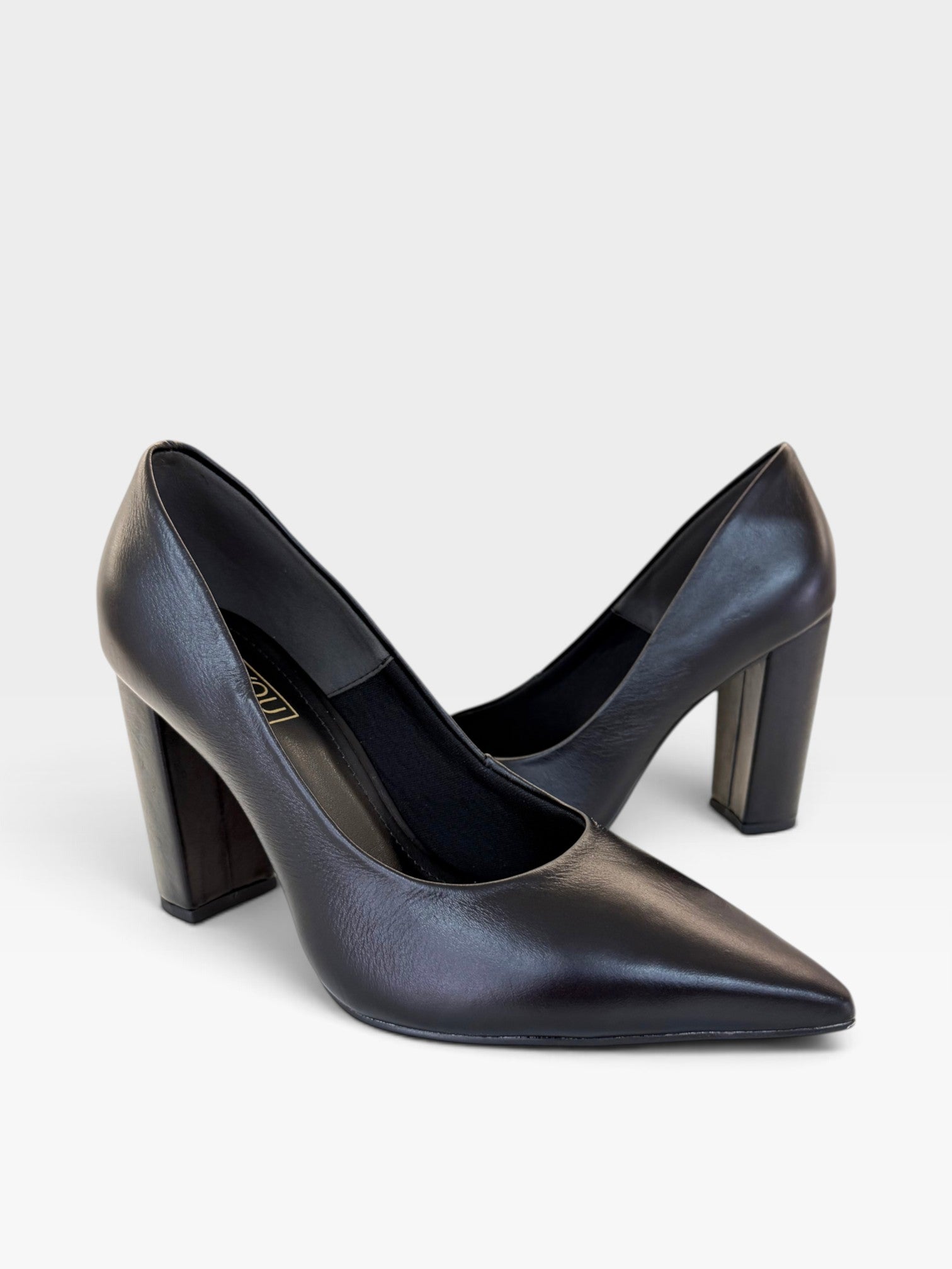 Scarpin Beyou Shoes Malibu em couro preto com bico fino e salto alto de 10 cm, design elegante e sofisticado.