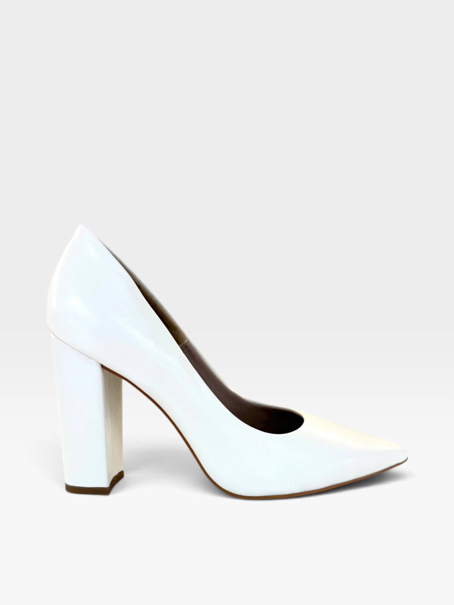 Scarpin Beyou Shoes Malibu em couro off white com salto alto grosso de 10 cm e bico fino