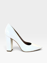 Scarpin Beyou Shoes Malibu em couro off white com salto alto grosso de 10 cm e bico fino