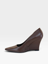 Scarpin Beyou Shoes Manchester em couro marrom com salto anabela de 8,5 cm e bico fino, vista lateral.