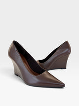 Scarpin Beyou Shoes Manchester em couro marrom com salto anabela de 8,5 cm e bico fino elegante