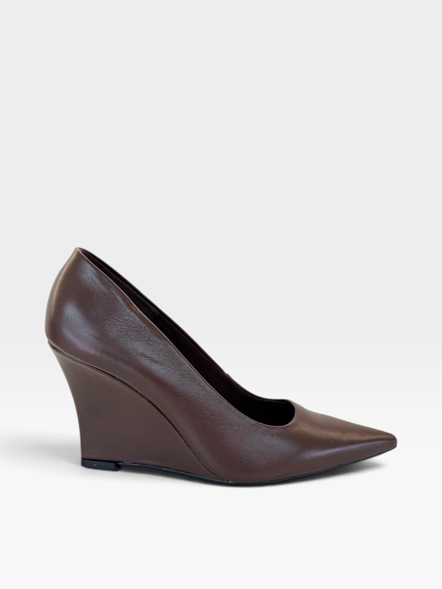 Scarpin Beyou Shoes Manchester marrom em couro com salto anabela de 8,5 cm e bico fino elegante