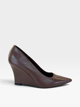 Scarpin Beyou Shoes Manchester marrom em couro com salto anabela de 8,5 cm e bico fino elegante